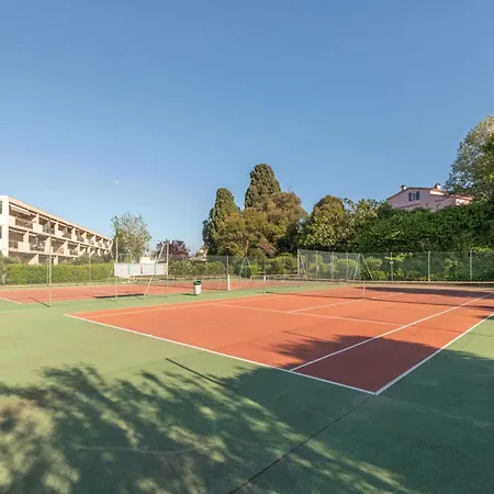 Piscine Et Tennis * Antibes