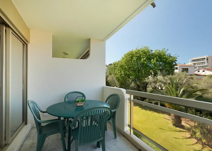 Piscine Et Tennis Antibes